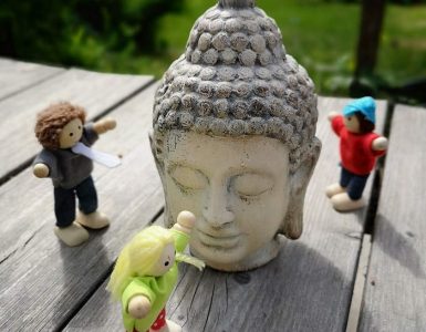 Päättömien kanojen paimenpoikina Buddha ja psykologit