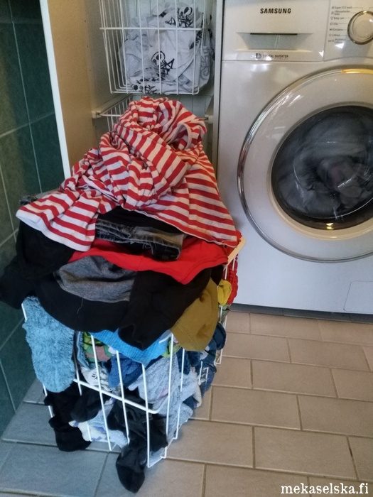 Pyykkiä kertyy, kun pesukone ei toimi